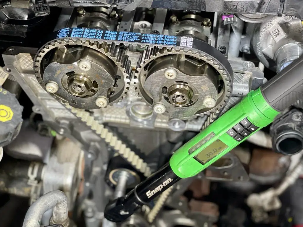 Schimb curea de distribuție motor Ford cu unelte de precizie Snap-on la Carfix Londra