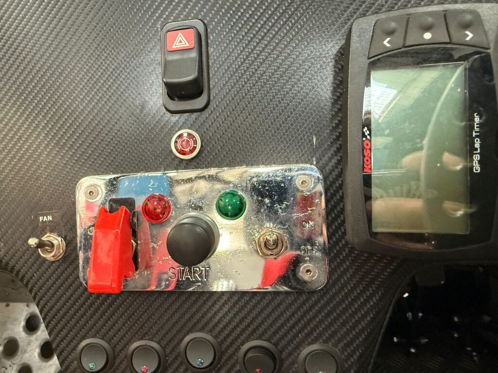 Panou de comandă custom cu buton de "START" și comutator de pornire cu protecție, reprezentând sistemul de pornire al unui vehicul.