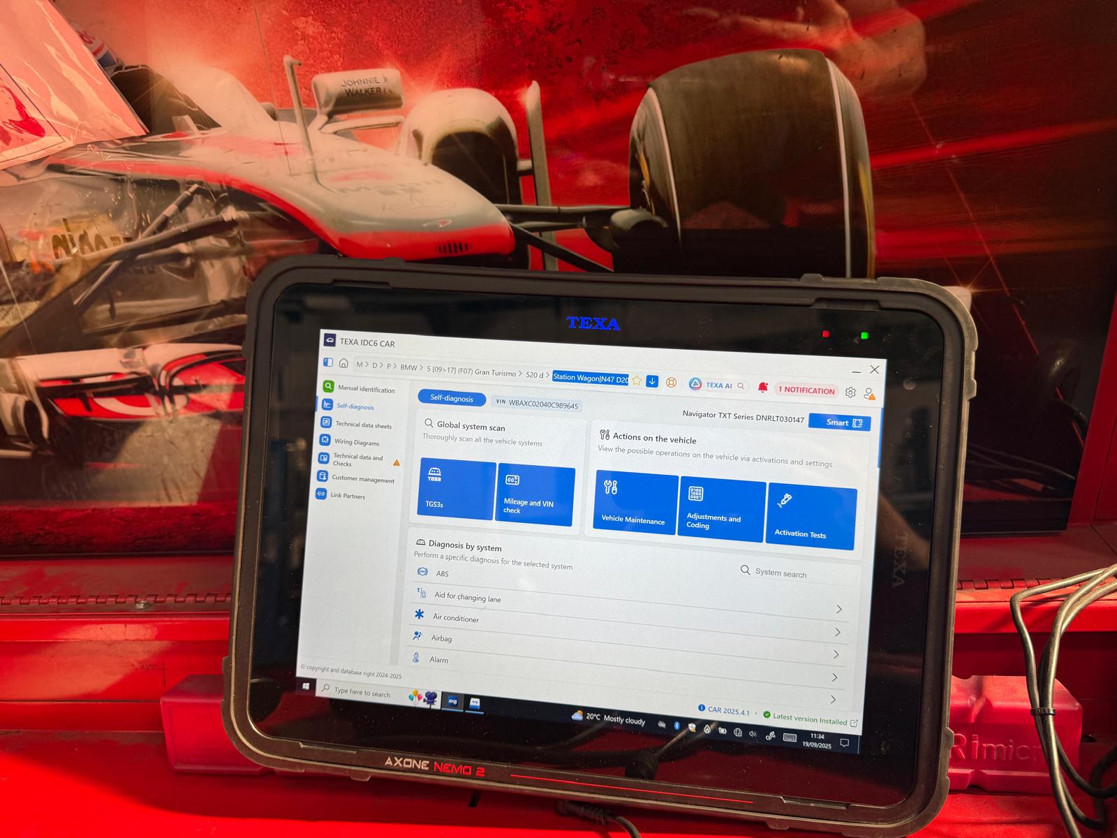Tester de diagnoză profesional TEXA Axone Nemo 2 utilizat la Carfix Londra pentru a scana modulele electronice ale unei mașini BMW.