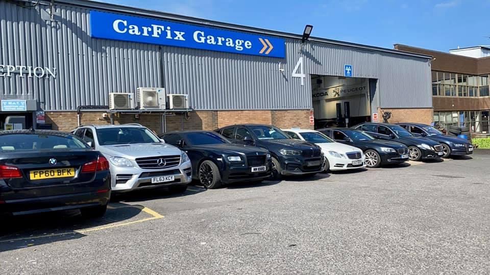 O flotă de mașini de schimb (courtesy cars) premium, inclusiv Mercedes și BMW, parcate la garajul CarFix, gata de a fi oferite gratuit clienților după un accident non-fault în UK.