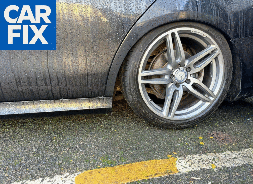 Pernă de aer Mercedes (AirMatic) uzată și compresor de suspensie pneumatică demontate pe bancul de lucru în service Carfix.